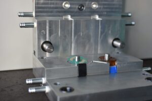 Stampo ad iniezione per componente di un connettore (per circuito)