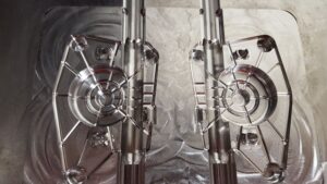 Foto in primo piano di uno stampo ad iniezione per particolare cremagliera